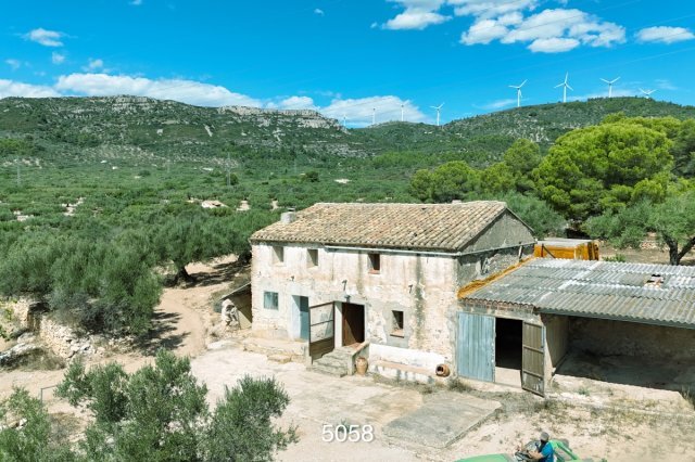 Historische Masia mit 6,7 ha, Olivenhain und Blick